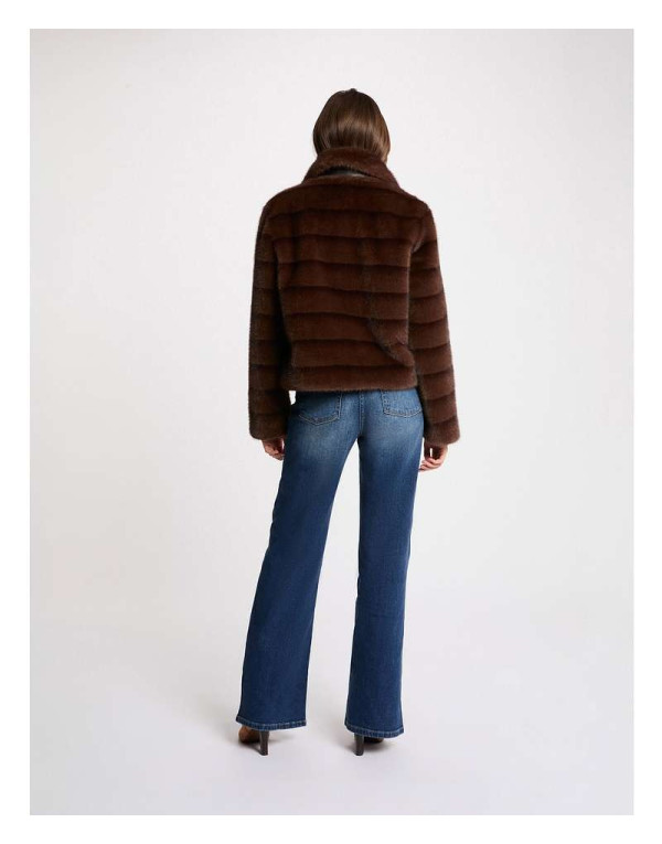 Manteau court marron en fausse fourrure vue de dos