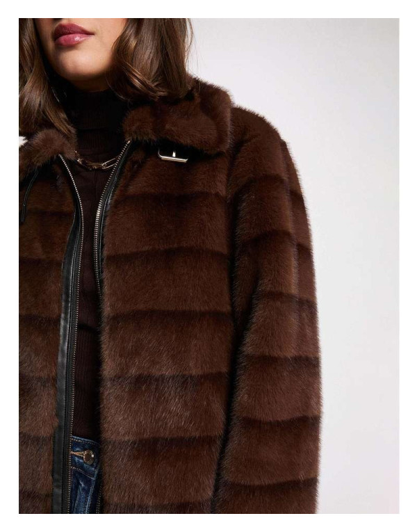 Détail fausse fourrure du manteau marron femme