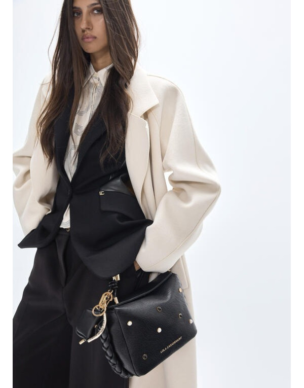 Sac bandoulière noir Lola Casademunt porté femme