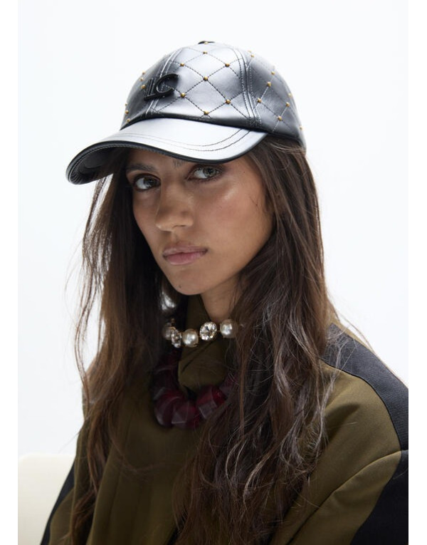 Casquette femme noire clous dorés Lola Casademunt