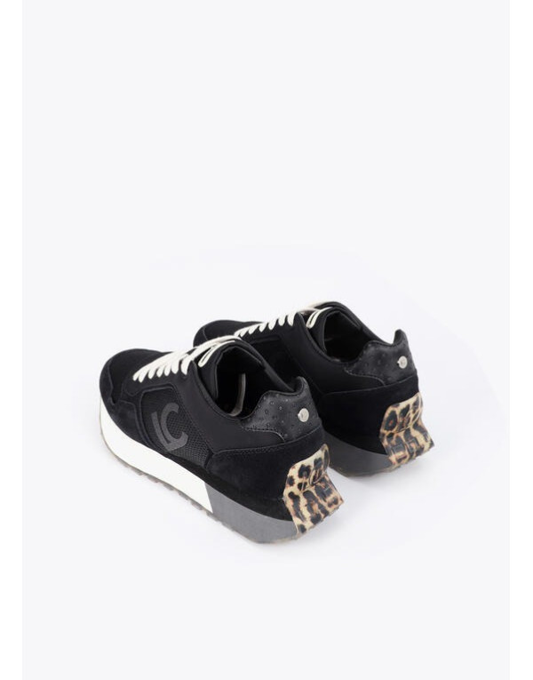 Sneakers noires femme lacets blancs Lola Casademunt vue de dos