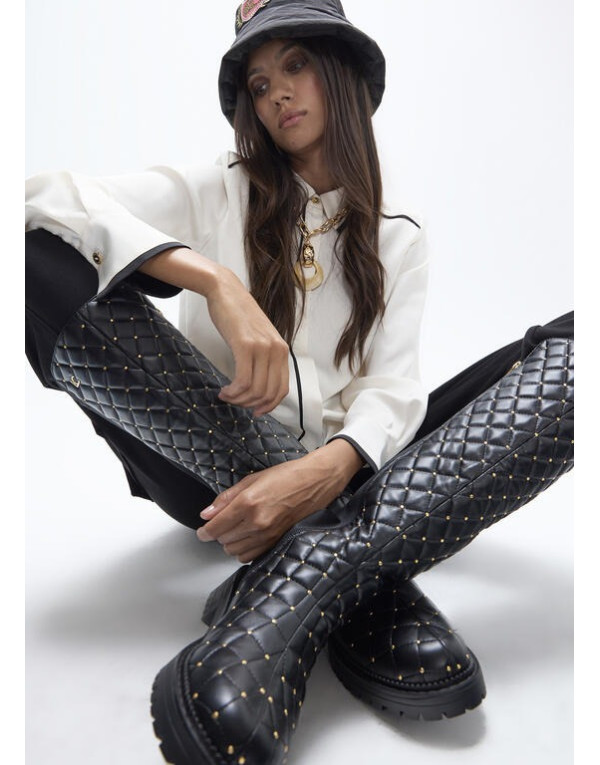 Bottes matelassées noires détails dorés Lola Casademunt