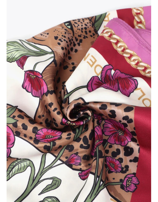 Foulard Lola Casademunt 55x55 porté autour du cou