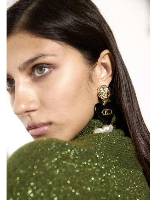 Boucles d'oreilles cœur noir Lola Casademunt vue portées
