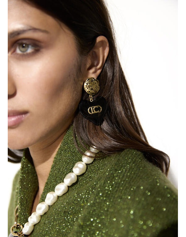 Boucles d'oreilles cœur noir Lola Casademunt vue portées