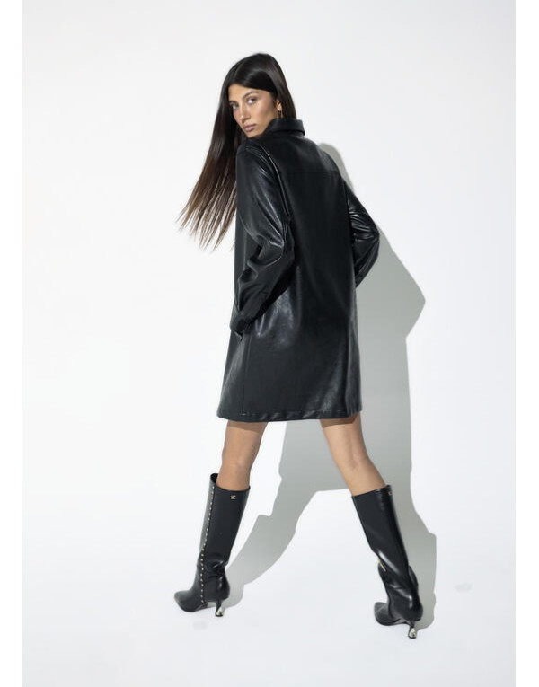 Robe effet cuir noire Lola Casademunt avec bottes