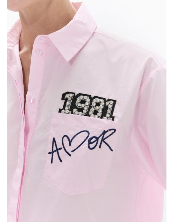 Détail écussons chemise rose Lola Casademunt