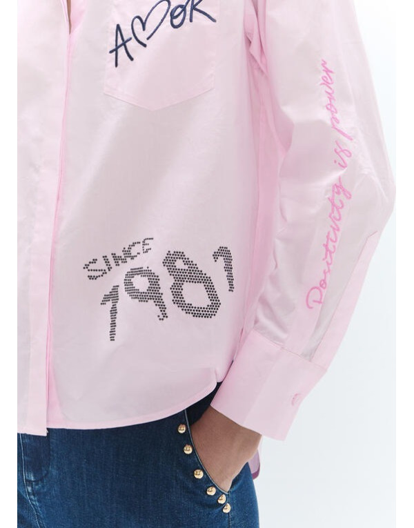 Chemise rose femme Lola Casademunt portée avec jean bleu