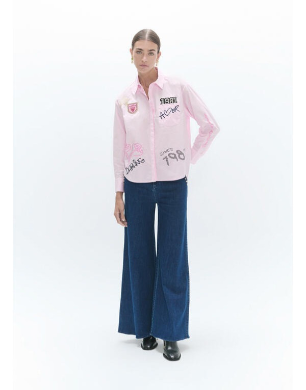 Chemise rose femme Lola Casademunt portée avec jean bleu