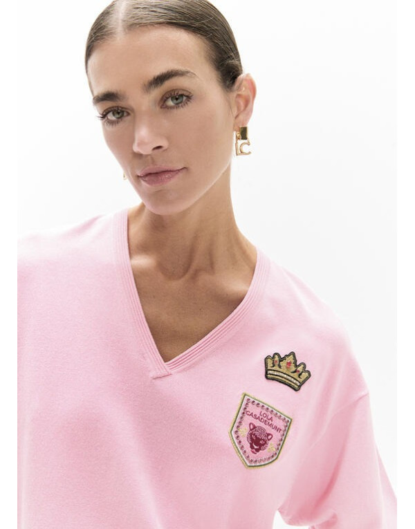 Pull col V rose à écussons Lola Casademunt femme
