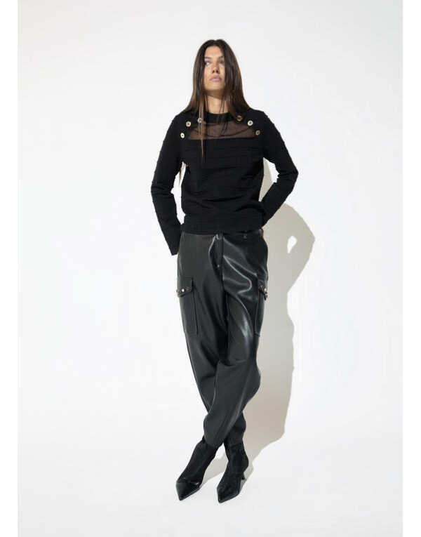 Pull noir transparent Lola Casademunt porté avec pantalon effet cuir
